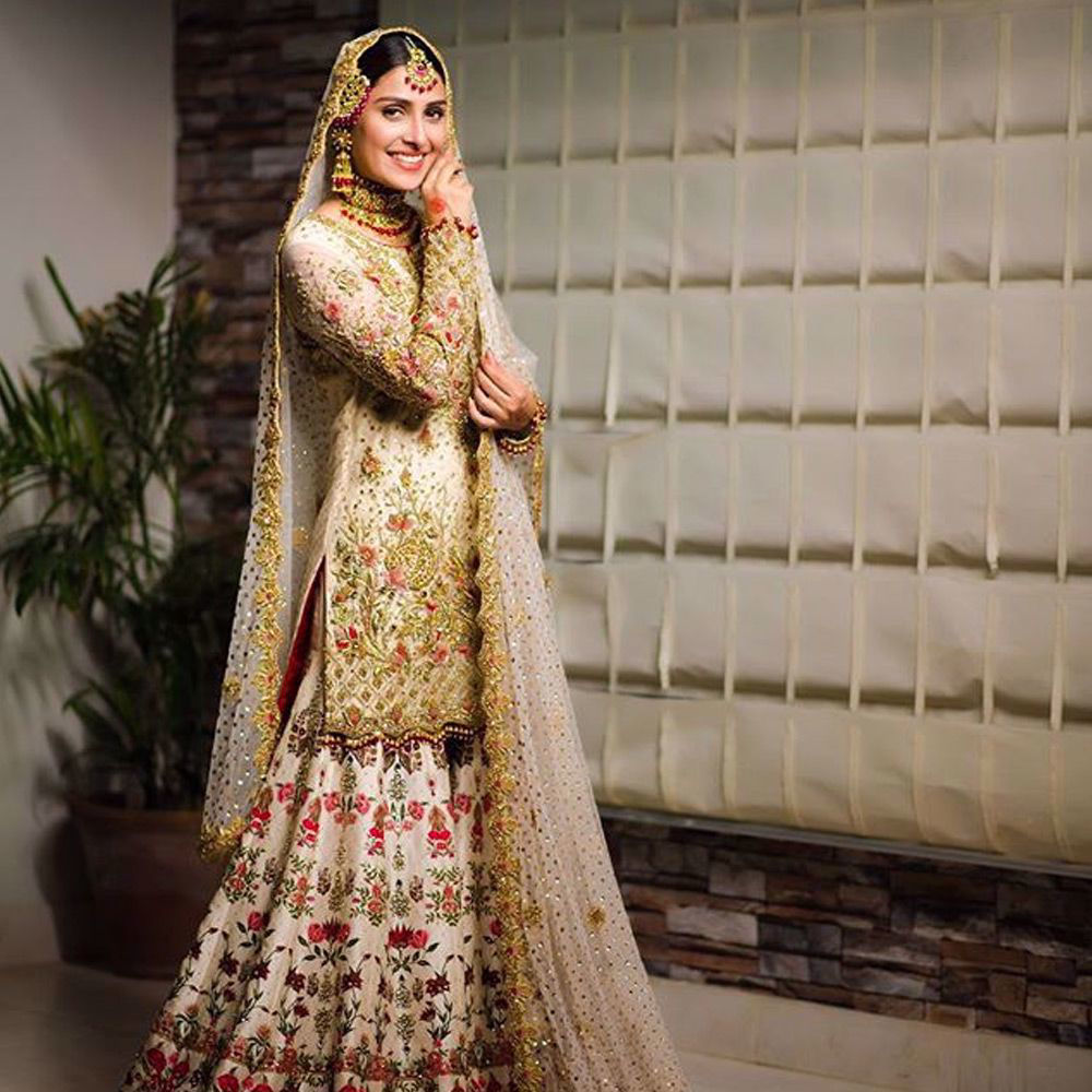 Picture of The beautiful Ayeza Khan wears a traditional ivory Nomi Ansari silhouette